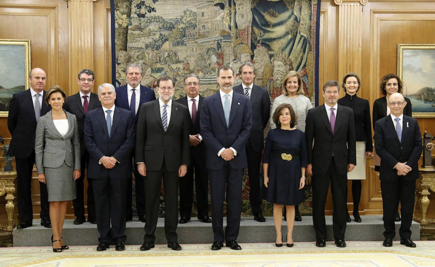 Foto de familia del nuevo Gobierno de Mariano Rajoy junto a Felipe VI.