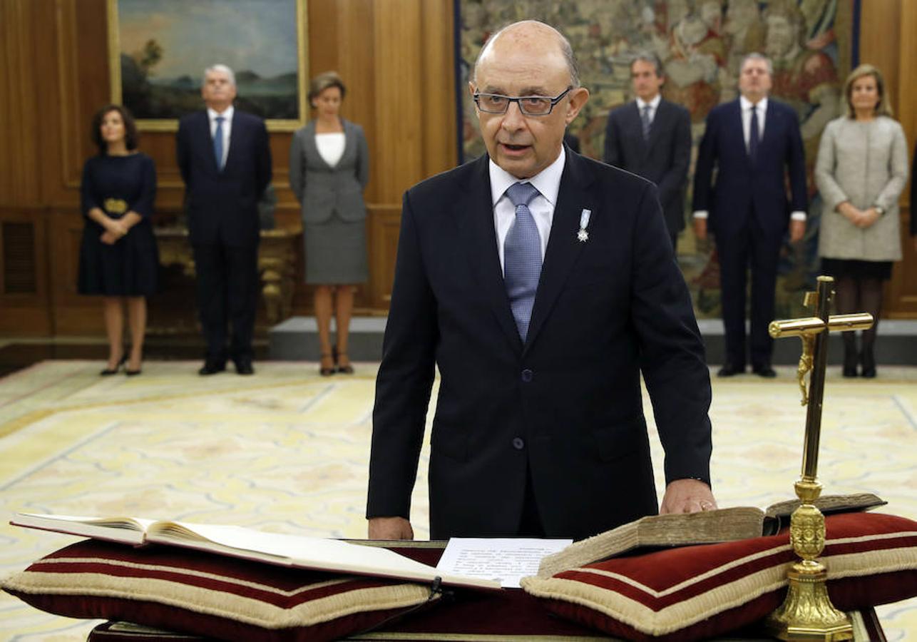 El ministro de Hacienda, Cristóbal Montoro, ha jurado su cargo ante el Rey.