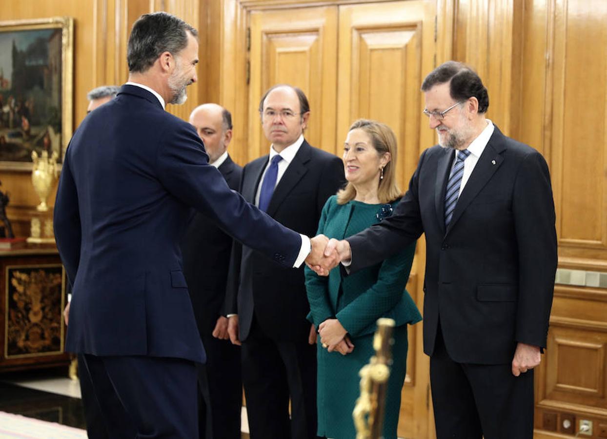 Felipe VI saluda a Mariano Rajoy durante la jura o promesa de los ministros del nuevo Gabinete.