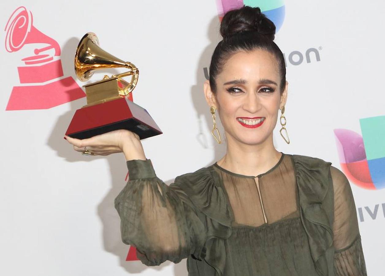 Julieta Venegas posa con el galardón logrado por la artista mexicana.