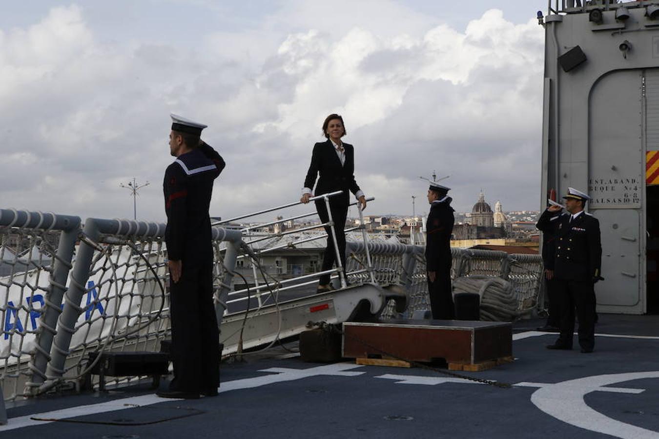 Cospedal visita a las tropas españolas destacadas en el Mediterráneo