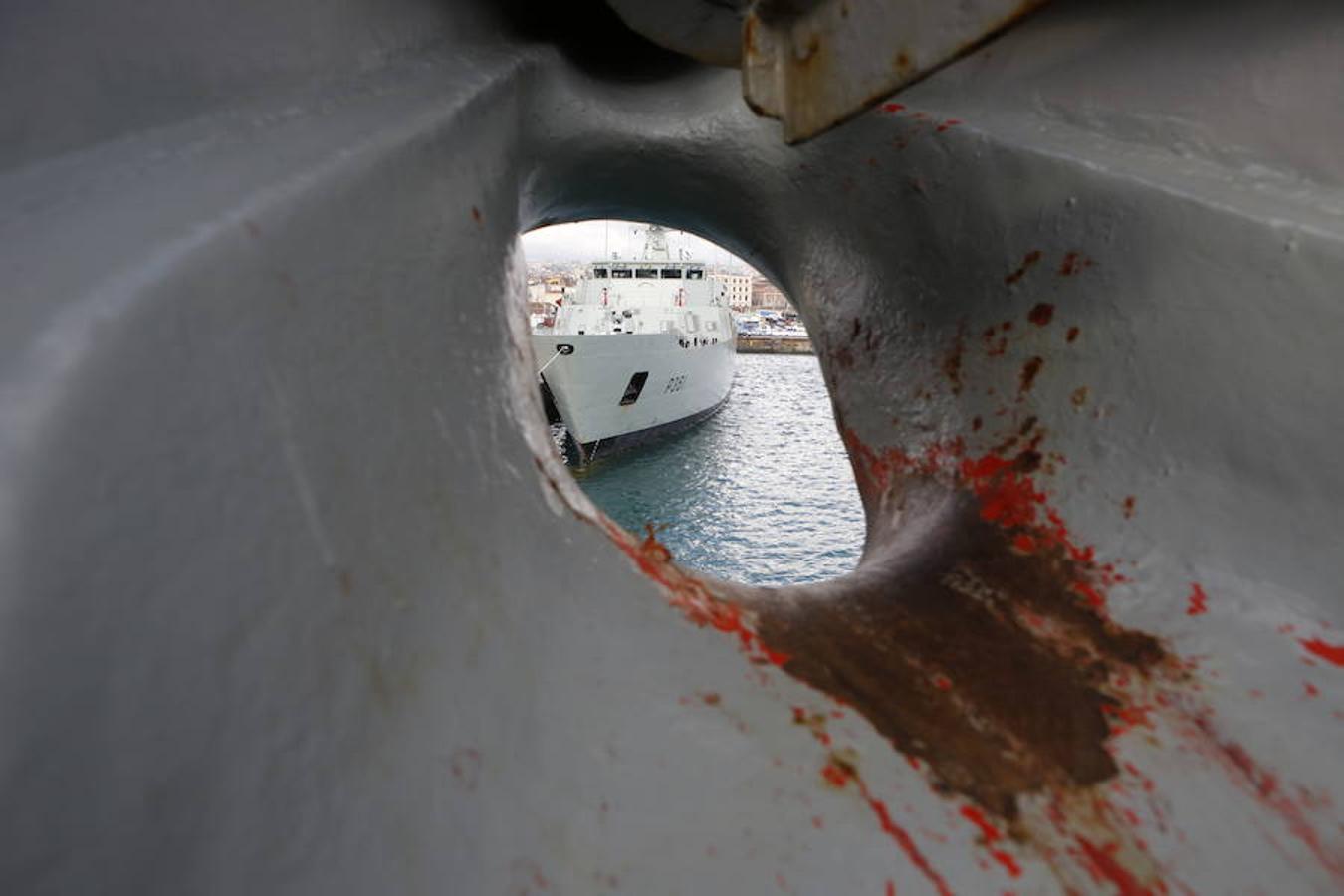 Cospedal visita a las tropas españolas destacadas en el Mediterráneo