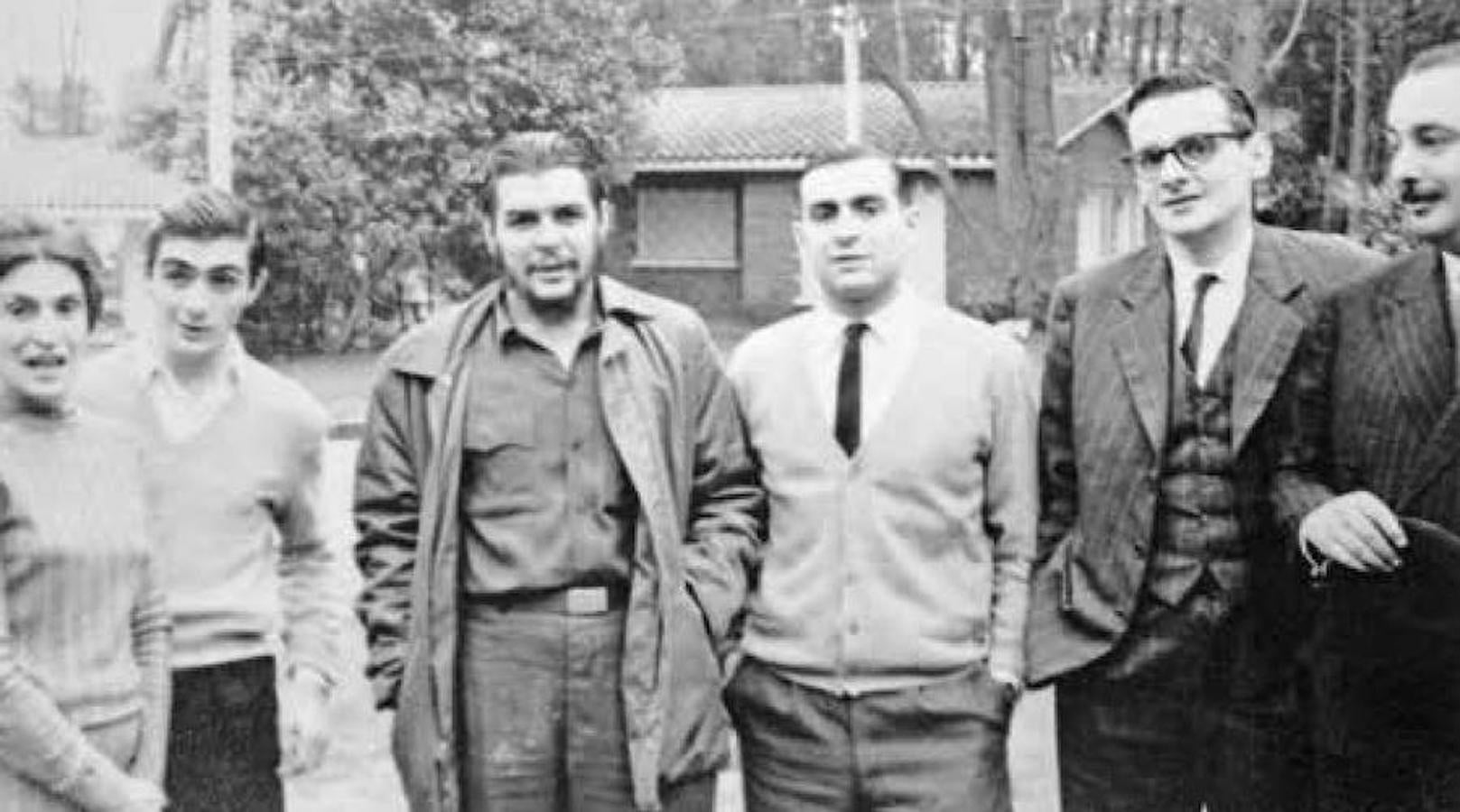 El Che con su familia en Punta del Este, Uruguay, en 1961.