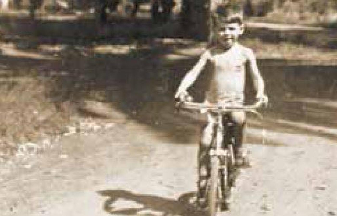 Ernesto Guevara en bicicleta en Ireneo Portela (provincia de Buenos Aires).