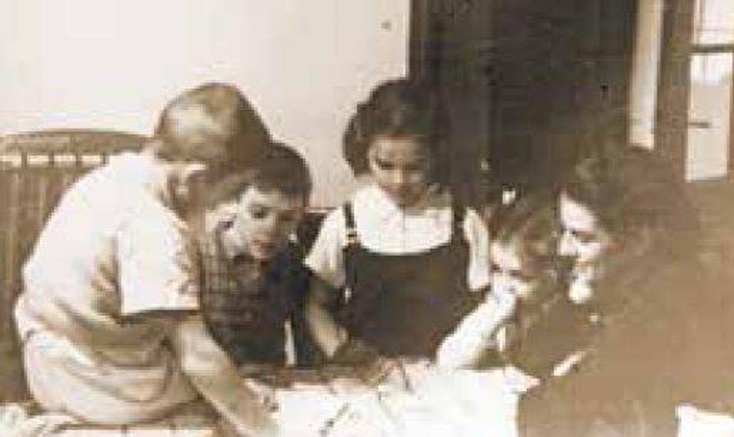 Momento de lectura para los hijos y la madre en Alta Gracia, provincia de Córdoba.