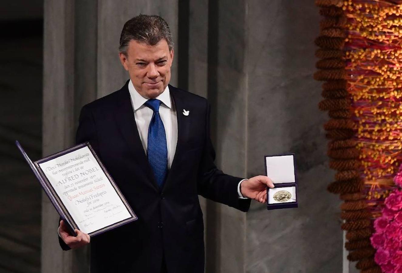 Santos recibe el Nobel de la Paz y da por terminada la guerra en Colombia