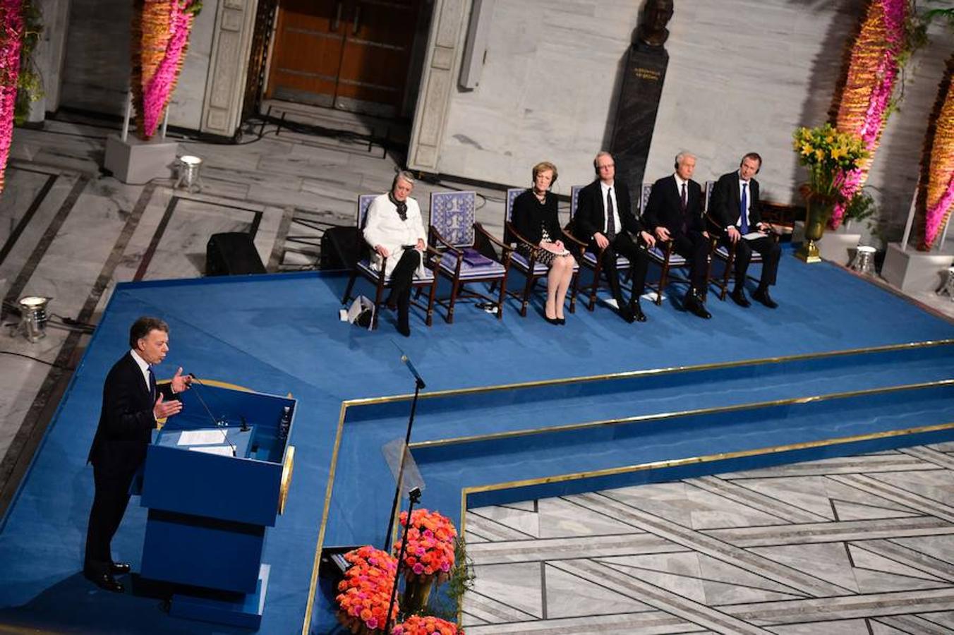 Santos recibe el Nobel de la Paz y da por terminada la guerra en Colombia