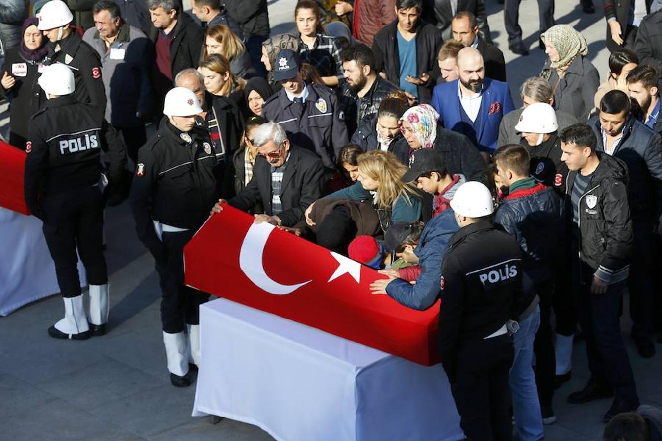 Los familiares despiden entre lágrimas a las víctimas del atentado de Estambul