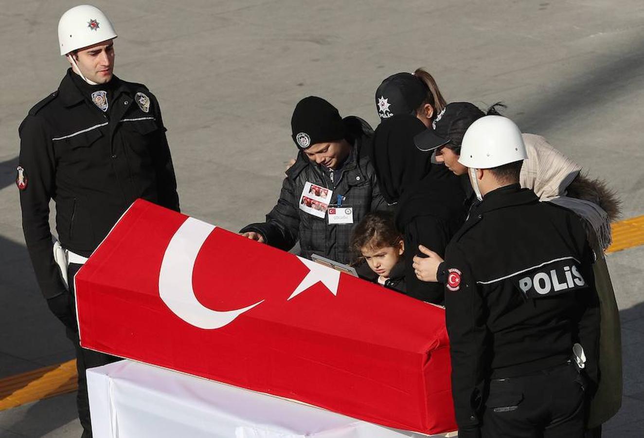 Los familiares despiden entre lágrimas a las víctimas del atentado de Estambul