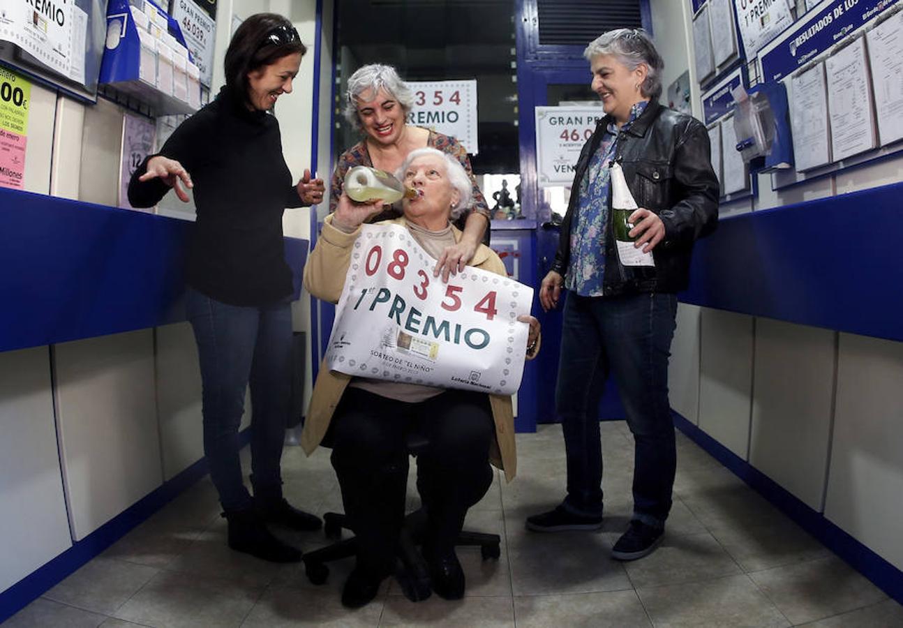 Las dueñas de la administración número 3 de Torrent (Valencia) celebran el primer premio de 'El Niño', vendido íntegramente en su administración.