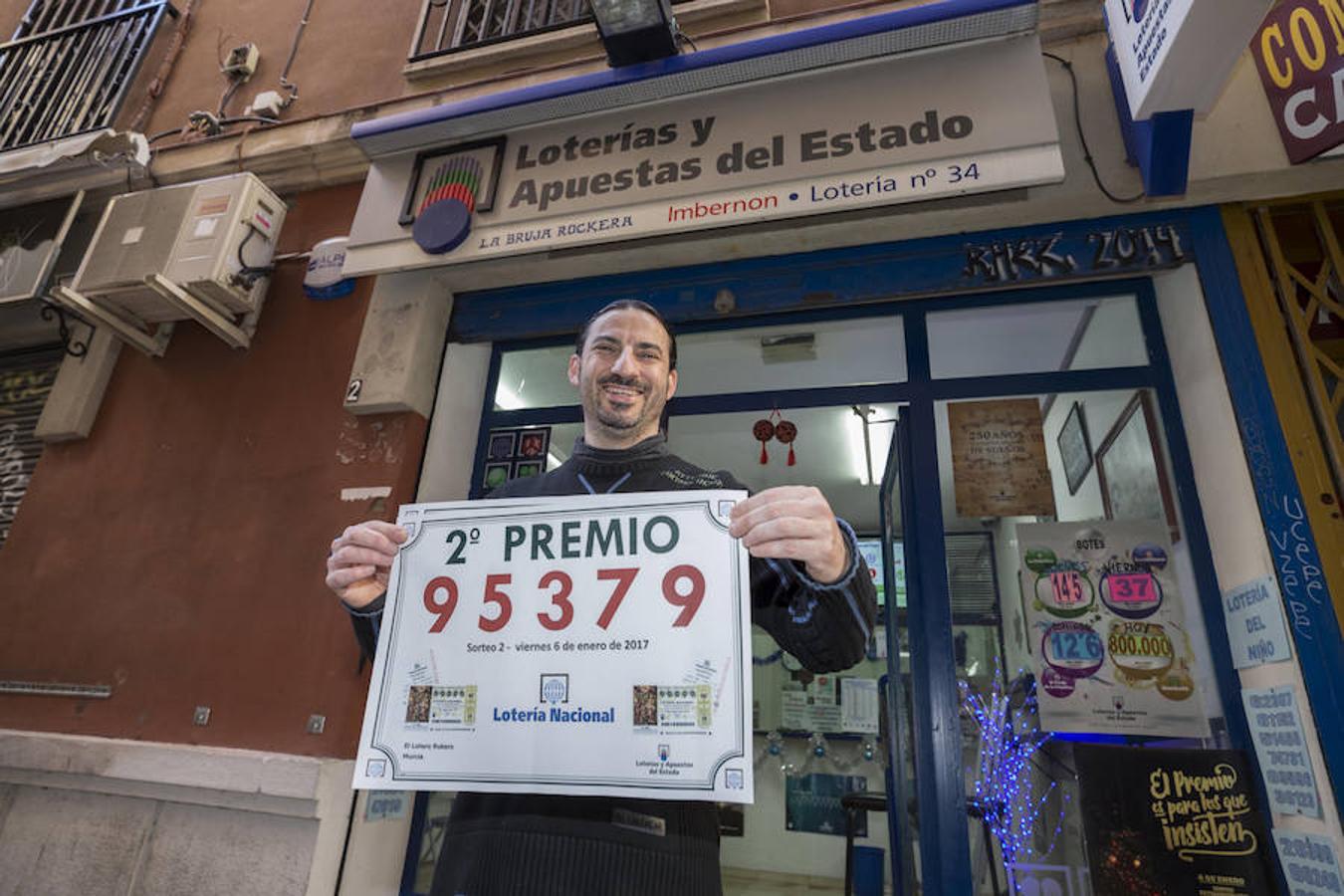 El gerente de la administración de loterias La Bruja Rockera, la número 34 de Murcia, José María Imbernon, muestra el cartel del segundo premio 95379.