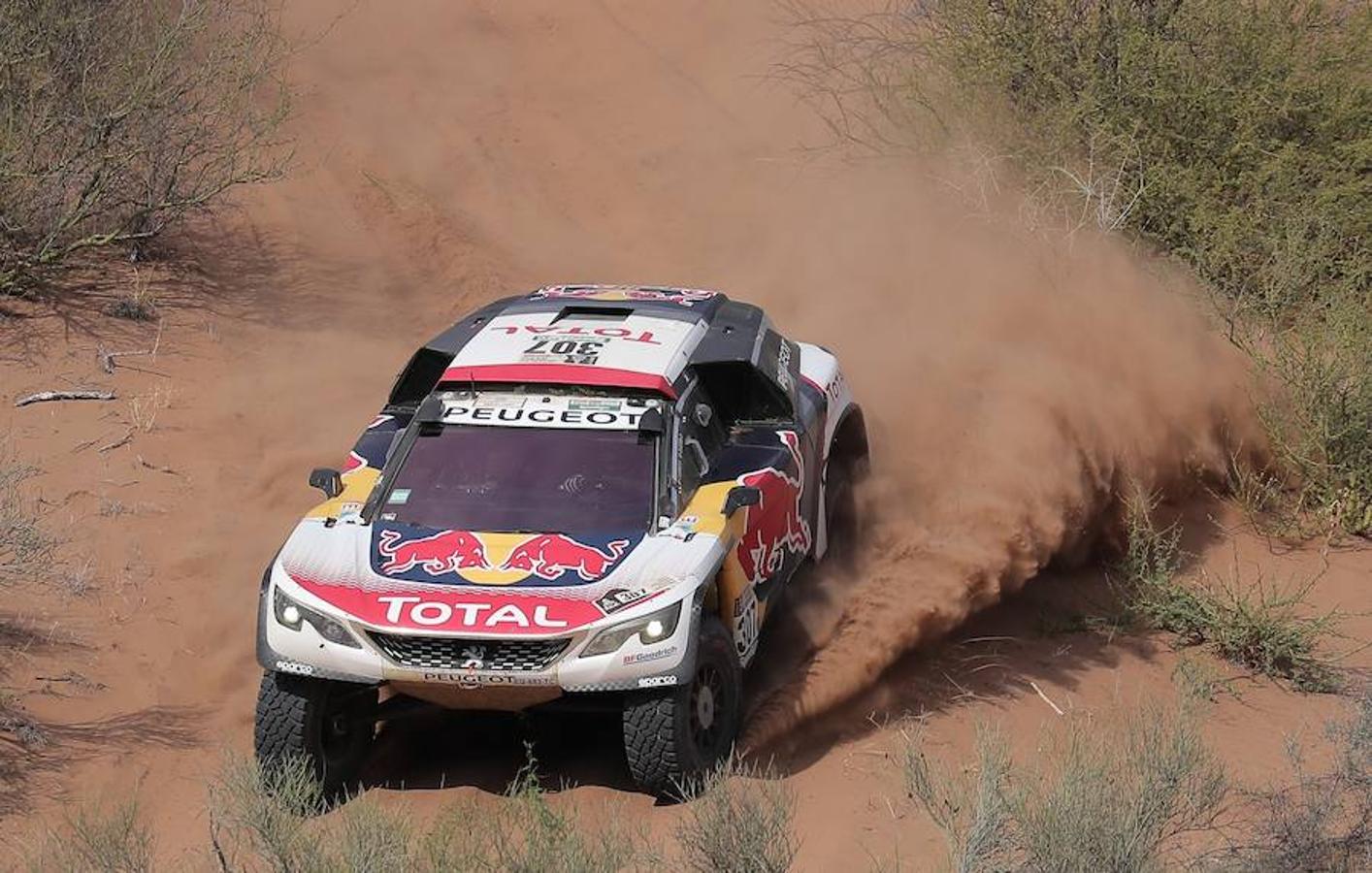 El piloto francés Ciryl Despres y su copiloto David Castera conducen el Peugeot 3008 DKR del Team Peugeot Total.