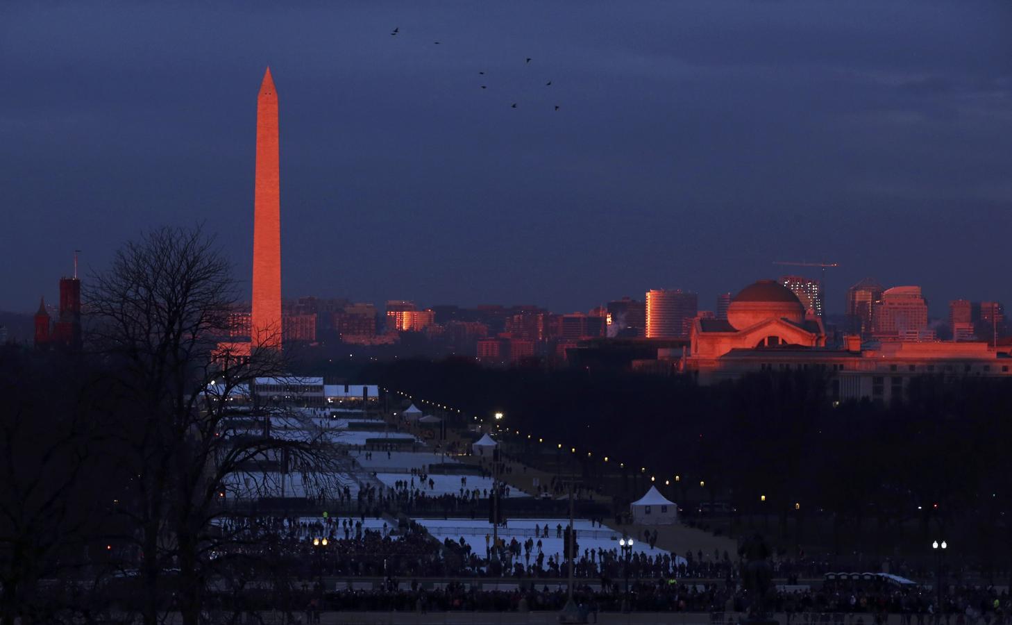 El Capitolio amanece iluminado por la investidura del nuevo presidente de EE UU.