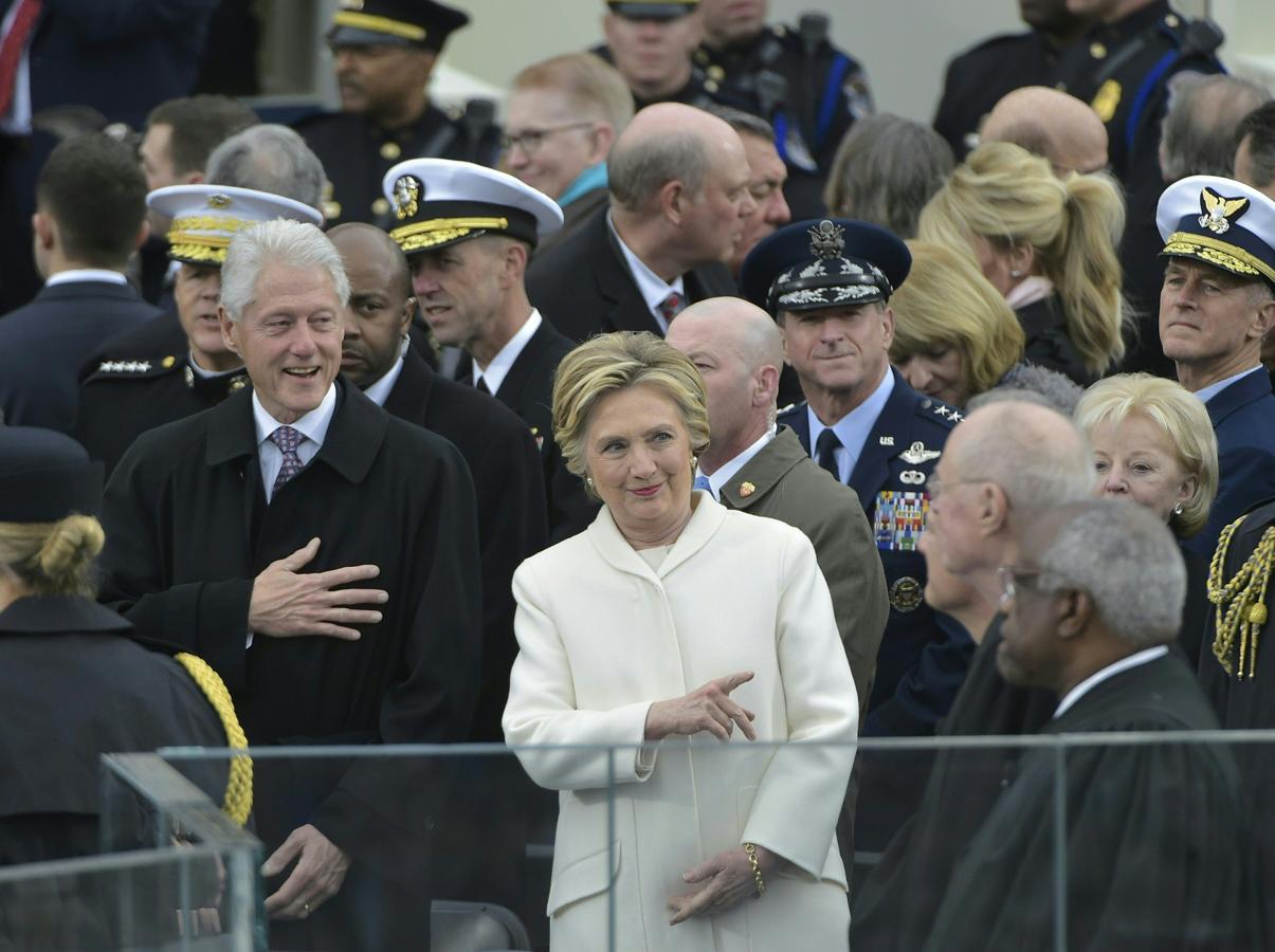 El expresidente de EE.UU. Bill Clinton (izq) y la excandidata demócrata a la Presidencia Hillary Clinton.