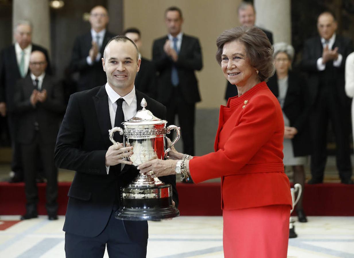 La reina Sofía hace entrega del Premio que lleva su nombre al futbolista Andrés Iniesta, otorgado a la persona o entidad que más haya destacado durante el año por un gesto especialmente relevante de nobleza o juego limpio en la práctica deportiva, o que haya prestado una contribución especial a la erradicación de la violencia en el deporte.