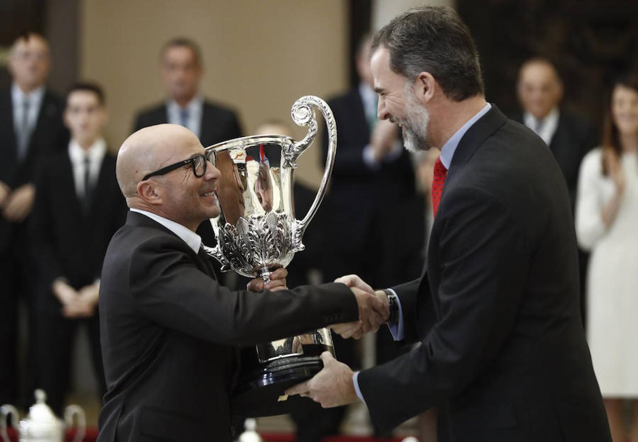 El rey Felipe VI hace entrega del Trofeo Comunidad Iberoamericana al entrenador argentino Jorge Sampaoli, galardonado por ser el deportista iberoamericano que más haya destacado durante el año en sus actividades deportivas internacionales.