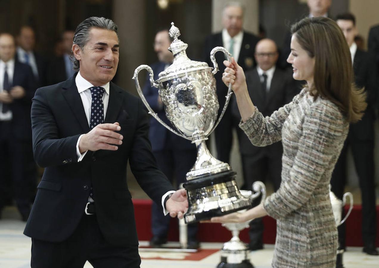 Sergio Scariolo recibe de manos de la reina Letizia la Copa Barón de Güell, galardón otorgado a equipos o selecciones nacionales que más hayan destacado por su actuación deportiva durante el año.