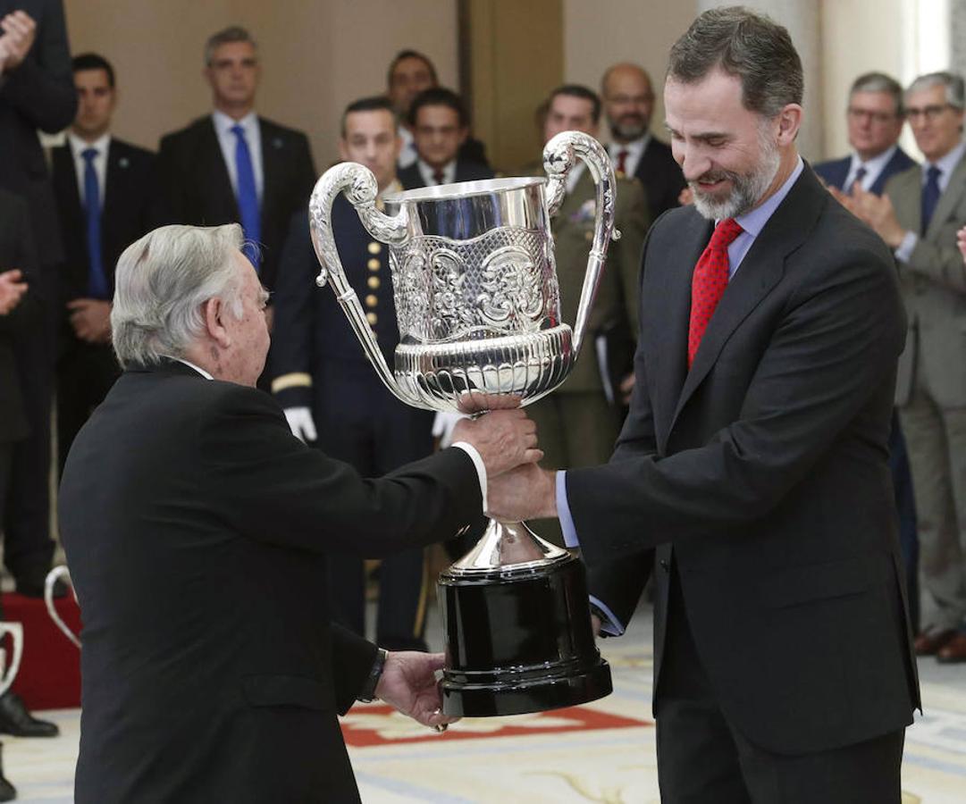 El rey Felipe VI hace entrega del Premio Nacional Francisco Fernández Ochoa a Pedro Ferrándiz (i), otorgado a la trayectoria de una vida entregada, de manera notoria, a la práctica, organización, dirección, promoción y desarrollo del deporte.