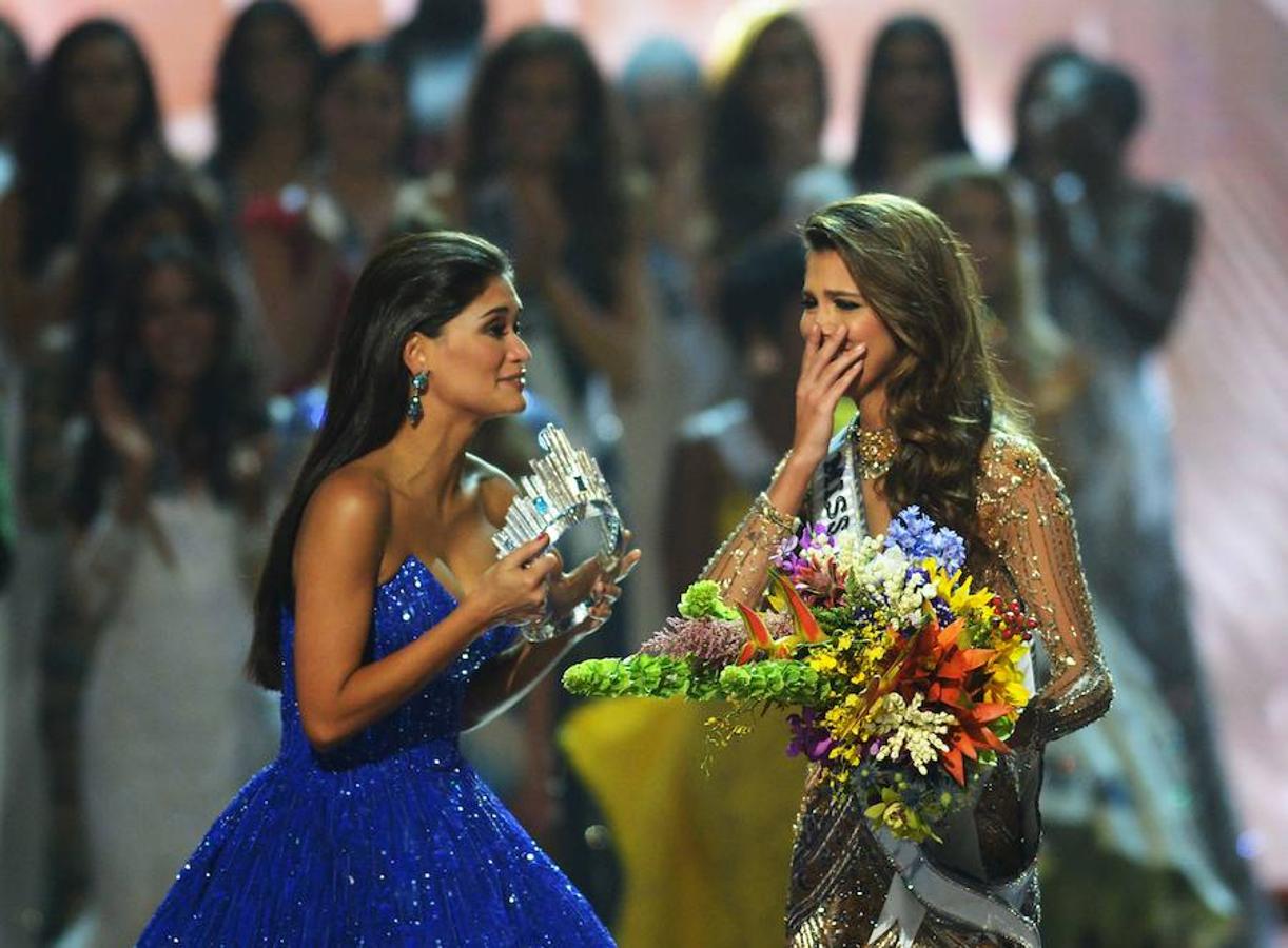 Miss Universo 2016 cede su corona a la nueva reina de la belleza.