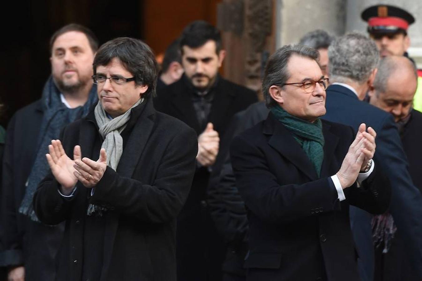 Miles de personas arropan a Artur Mas hasta el TSJC