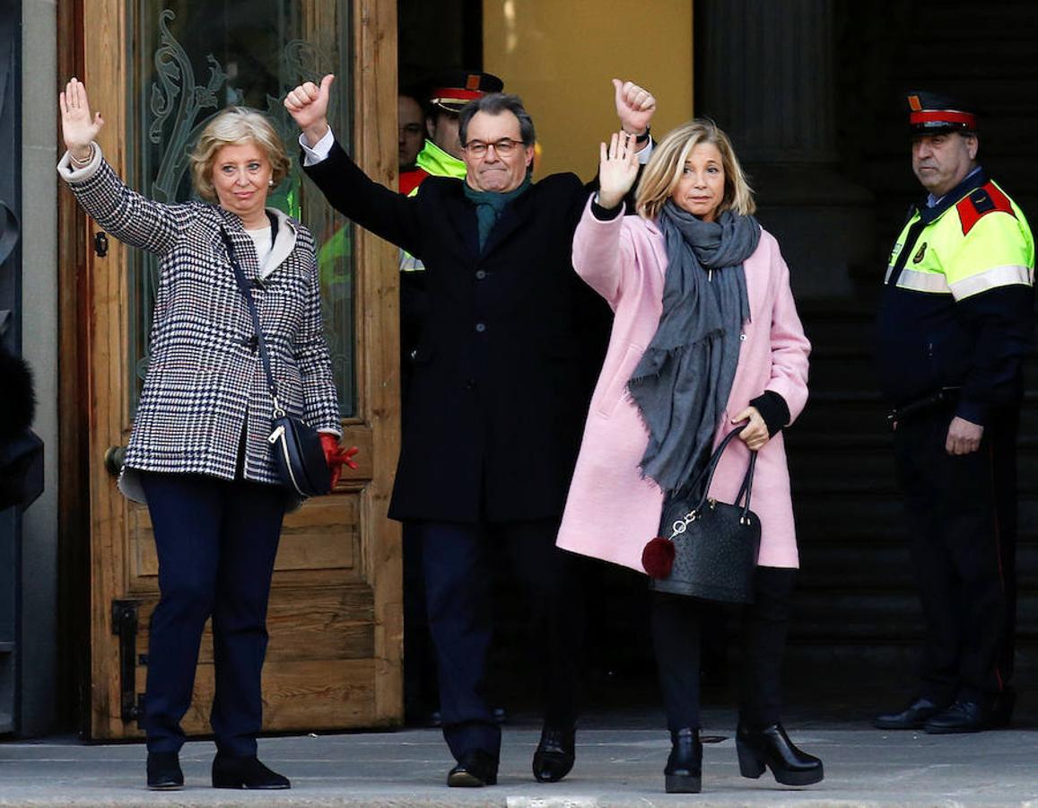 Miles de personas arropan a Artur Mas hasta el TSJC