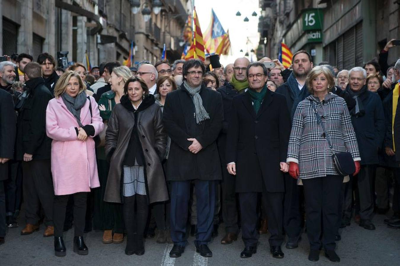 Miles de personas arropan a Artur Mas hasta el TSJC