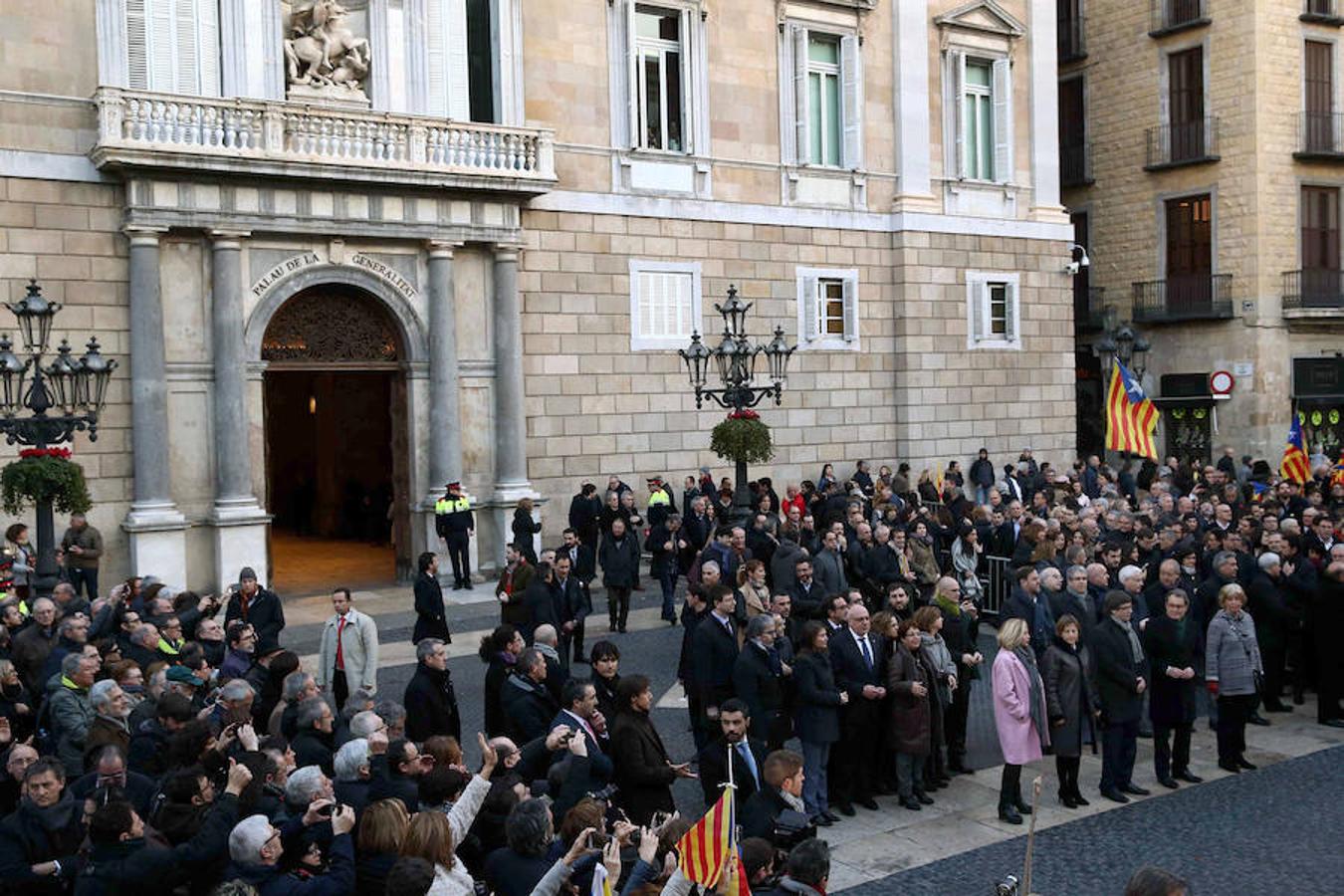 Miles de personas arropan a Artur Mas hasta el TSJC