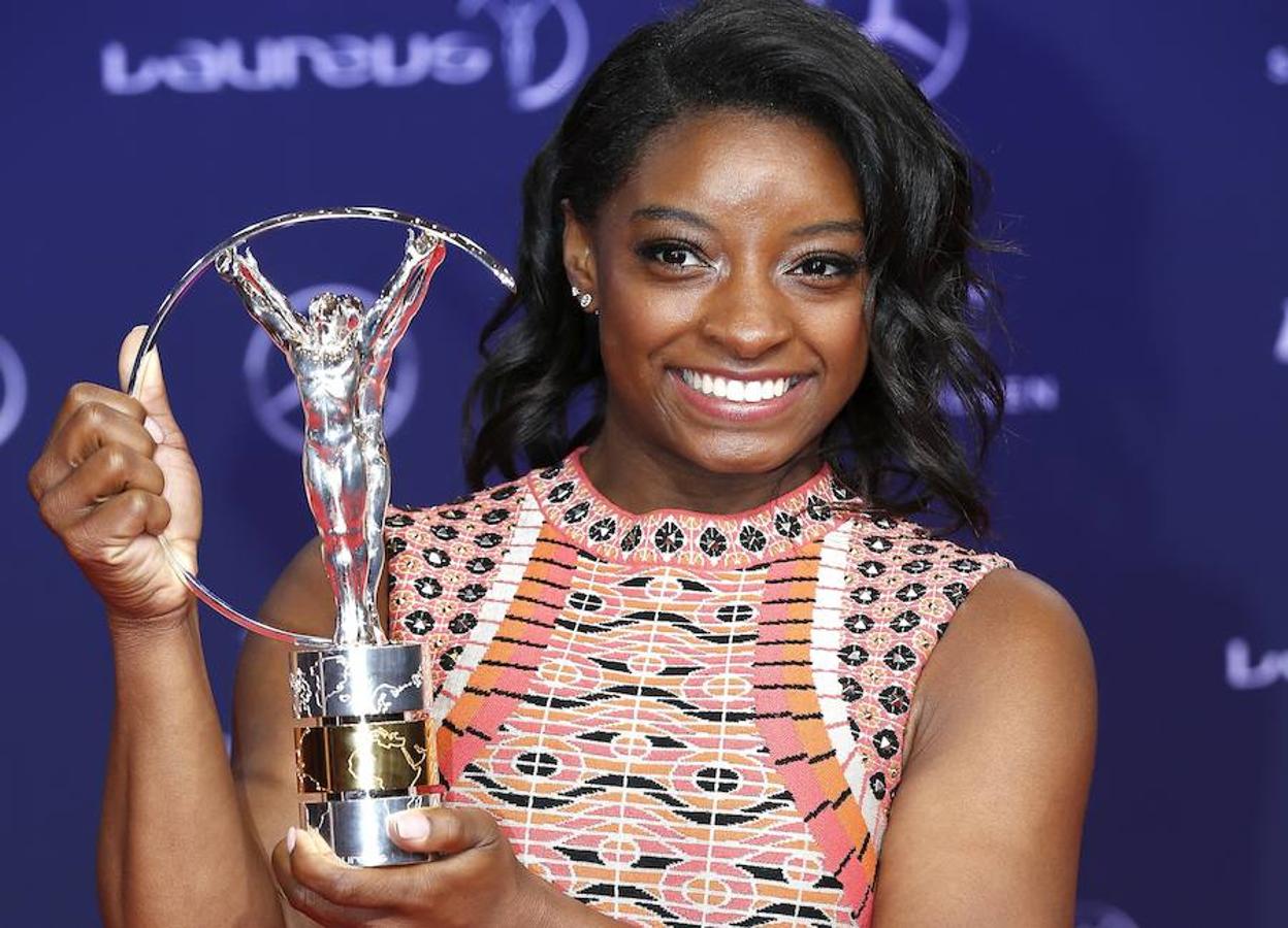 La gimnasta Simone Biles posa con el galardón a la Mejor Deportista del Año.