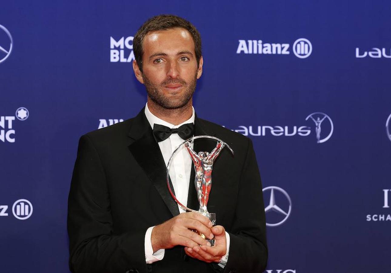 El fundador de 'Waves for Change', el británico Tim Conibear, recibe el premio Laureus Sport of Good.