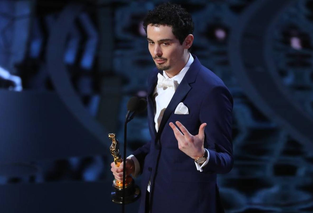 Damien Chazelle, con su estatuilla al mejor director por 'La La Land'.