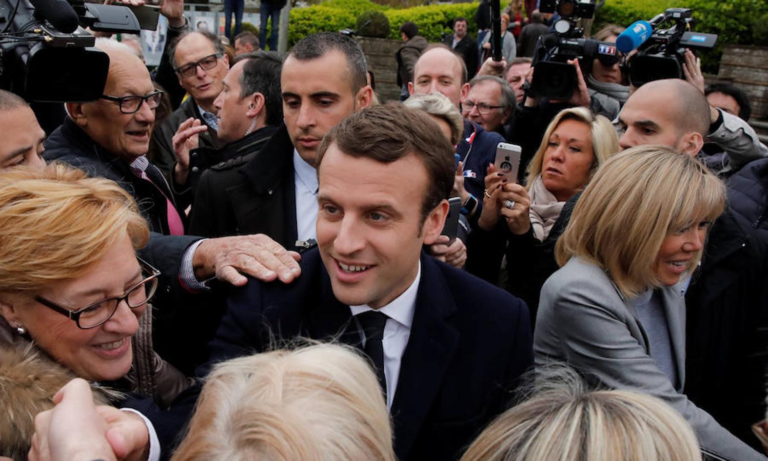 Emmanuel Macron acude a votar.