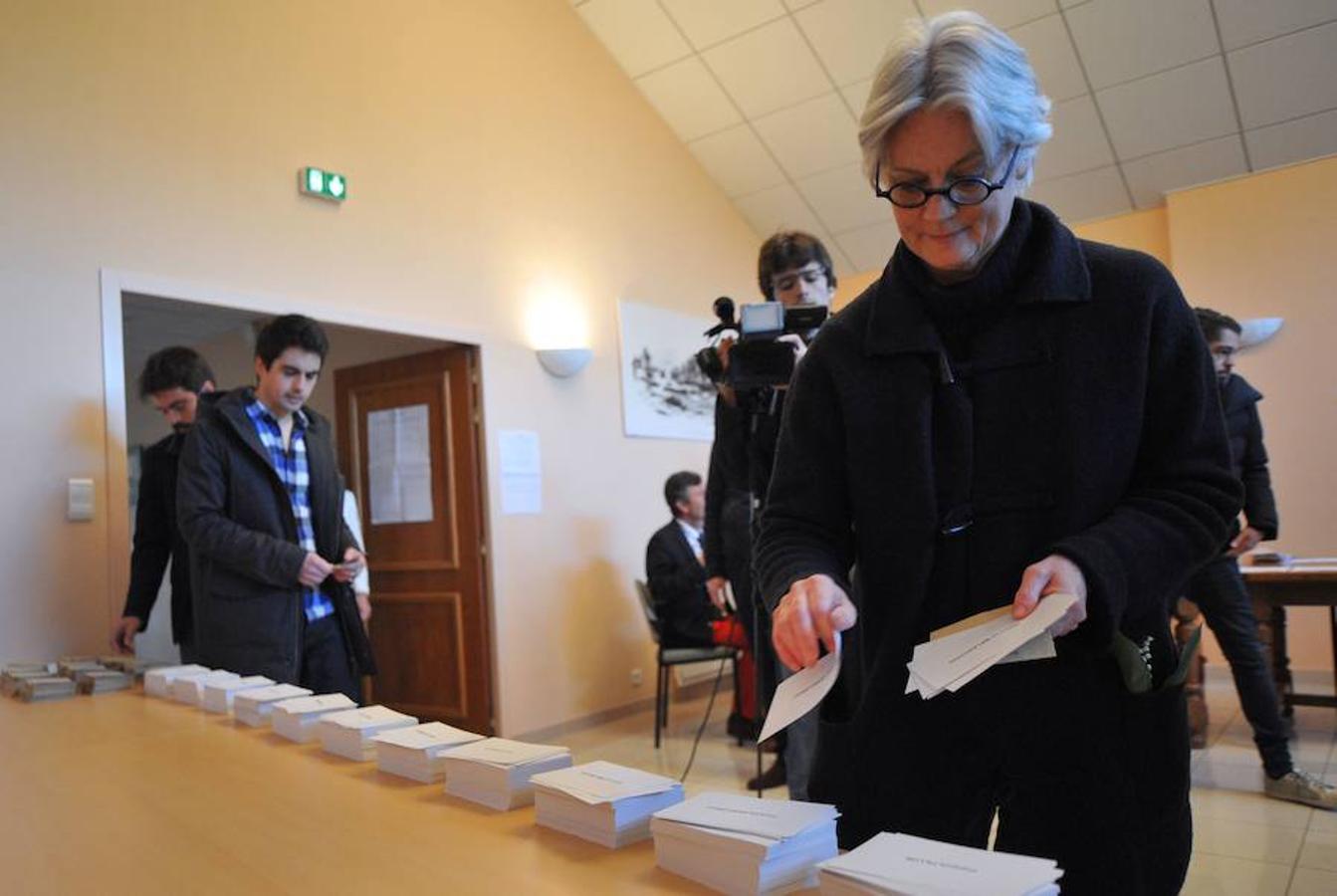 Penelope Fillon, mujer del candidato François Fillon, vota en las elecciones francesas.