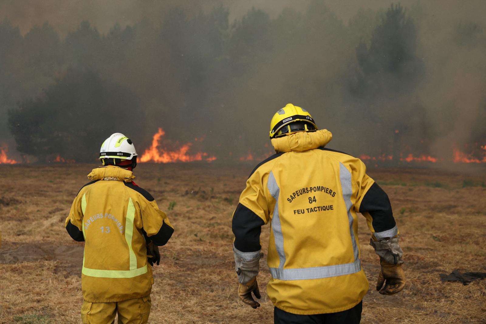 Francia vive una «carrera contra el tiempo» para sofocar un incendio «fuera de control»