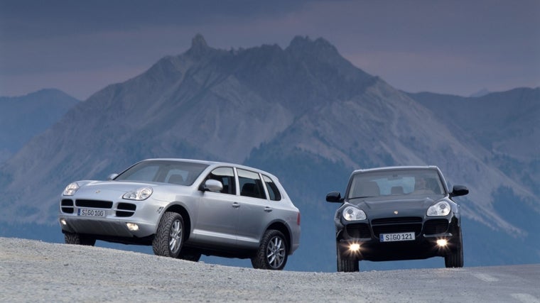 Dos versiones iniciales, ambas V8 4,5 litros: atmosférica de 340 CV, y turbo de 450 CV