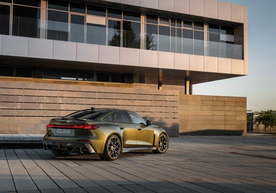 Altas prestaciones: potencia de sistema de 470 kW (639 CV), 285 km/h de velocidad máxima y más de 80 km de autonomía eléctrica