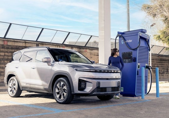 El precio de la electricidad fluctúa menos que el de los derivados del petróleo