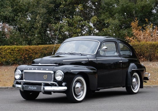 En 1959, Volvo introdujo el cinturón de seguridad de tres puntos de serie en sus vehículos, comenzando con los modelos Volvo PV544