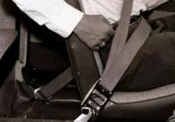 Los primeros cinturones de seguridad en automóviles