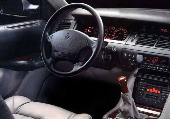 Un interior cuidado, lujoso y con muchos botones…, que sorprende hoy día