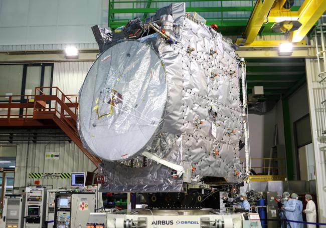 La sonda Juice, en enero de 2023, antes de partir al centro espacial de Kourou.