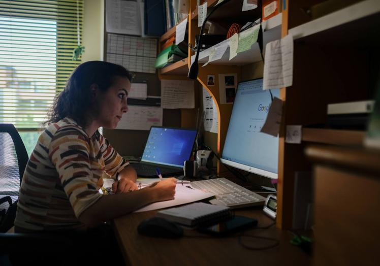 Sara F. P. V., tiene 23 años, estudia Pedagogía Terapéutica y juega fútbol. Le diagnosticaron un tumor cerebral a los nueve años, en 2009. «La atención psicológica debería ser más accesible para nosotros»