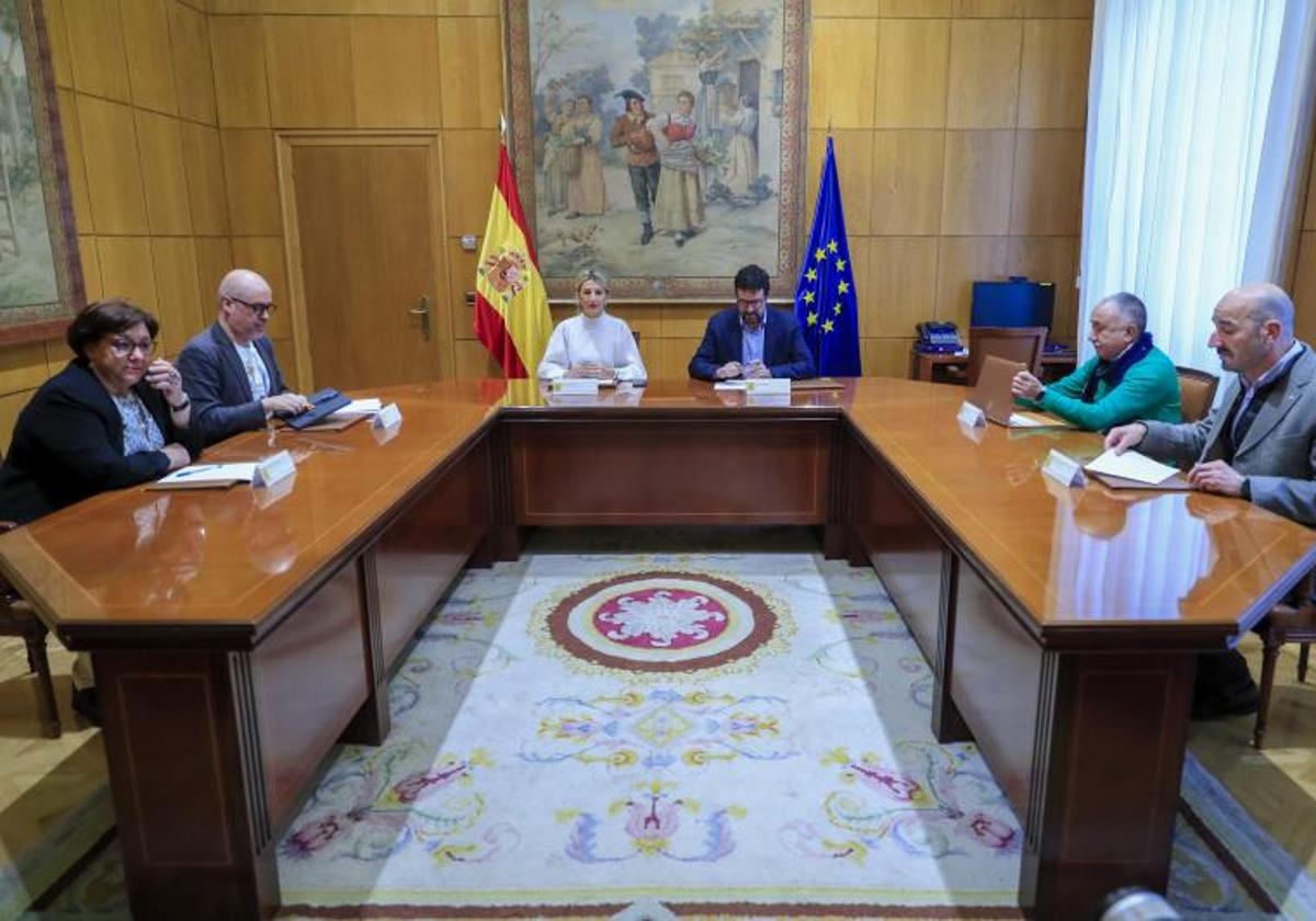 La vicepresidenta Yolanda Díaz, en la reunión que mantuvo con los sindicatos.