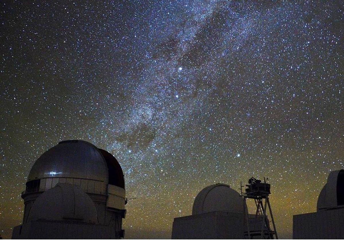 Vista del espacio cerca de la Cámara de Energía Oscura, en Chile.