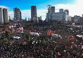 Una multitud se reunió en las calles de París para mostrar su oposición al proyecto de reforma de las pensiones defendido por Macron.