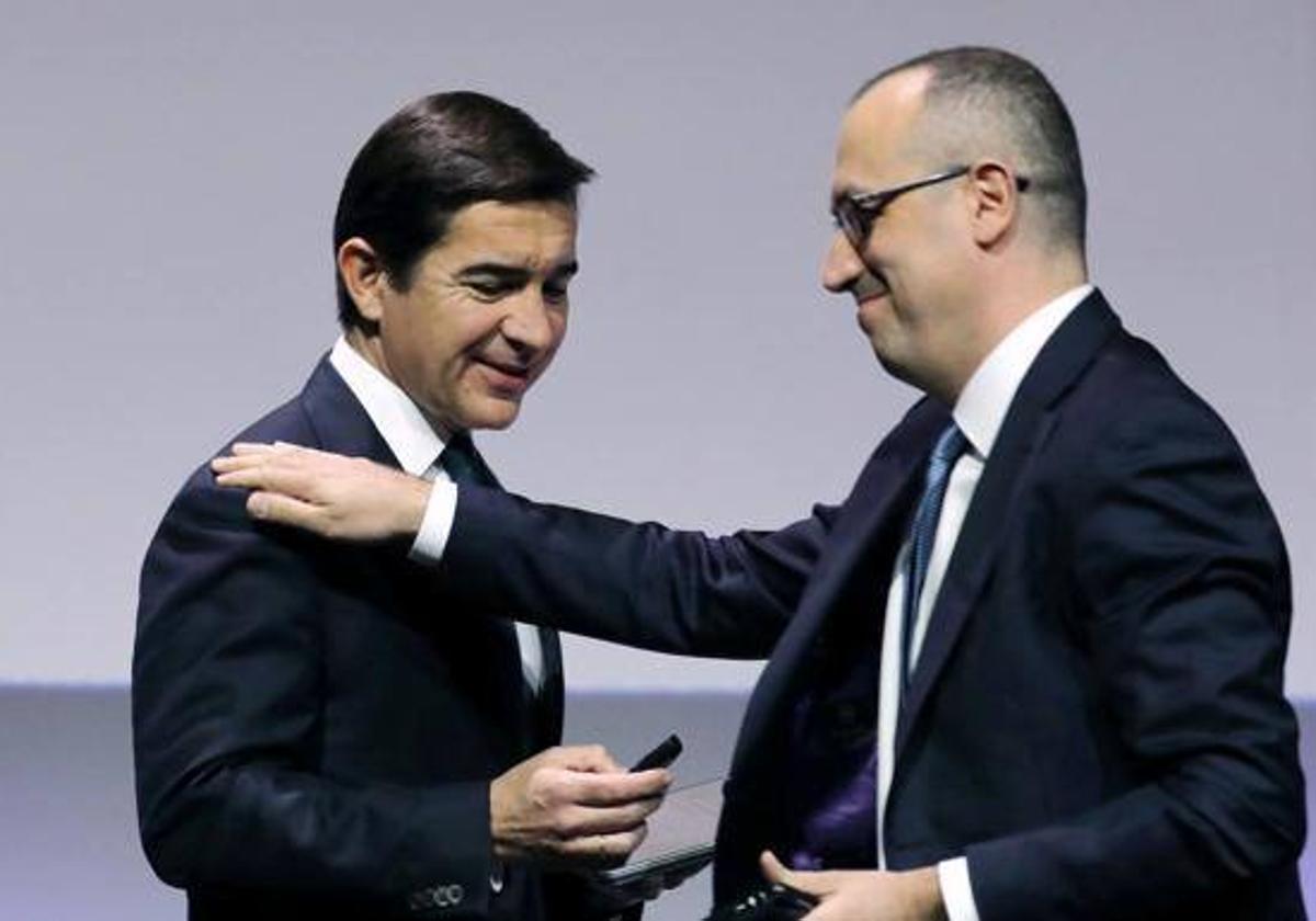 El presidente de BBVA, Carlos Torres, junto al consejero delegado de la entidad, Onur Genç