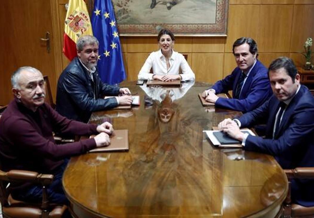 Yolanda Díaz, en una foto de archivo junto a los líderes de UGT, CC OO, CEOE y Cepyme