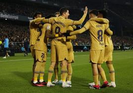 Los jugadores del Barça celebran el primero de sus goles ante el Betis