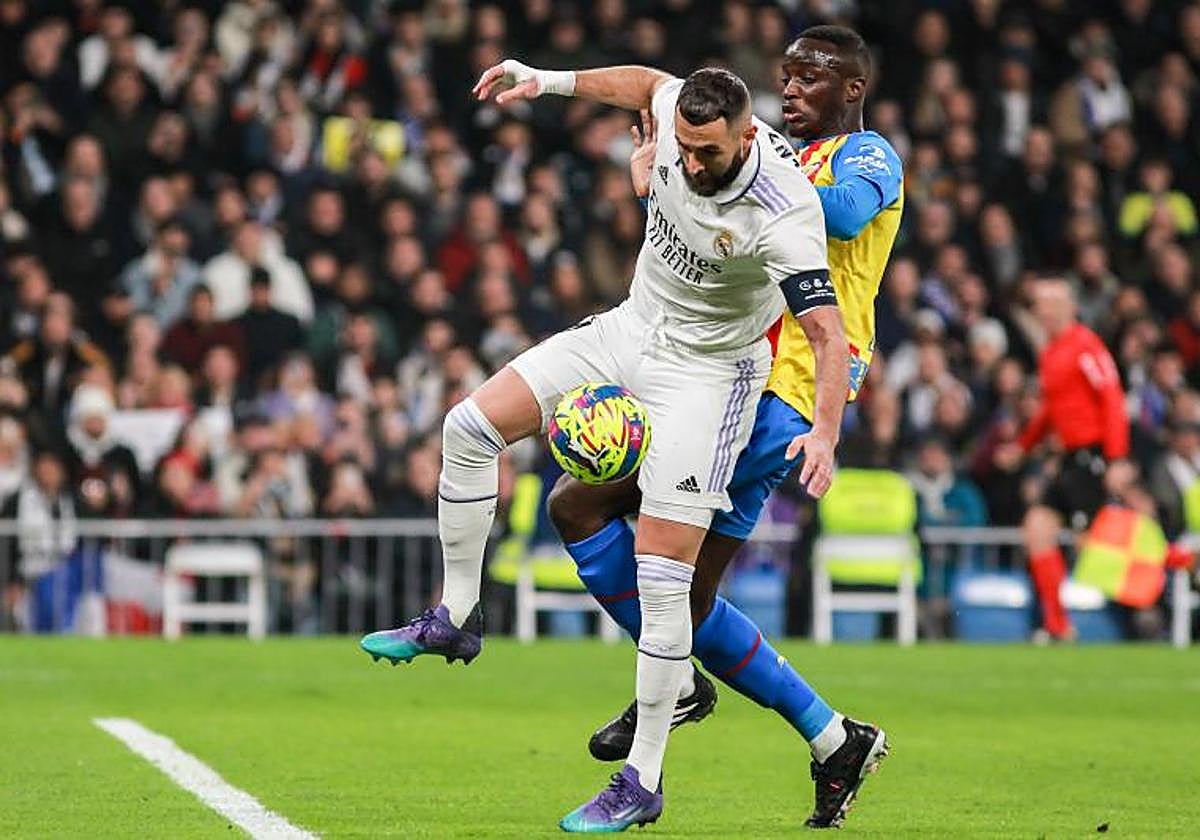 Karim Benzema, durante la pelea por un balón en el Real Madrid-Valencia