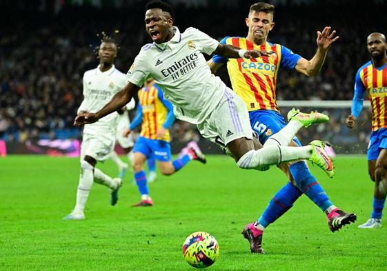 La entrada de Gabriel Paulista a Vinicius que le costó la roja al central del Valencia