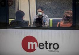 Pasajeros del Metro de Valencia, con mascarilla.